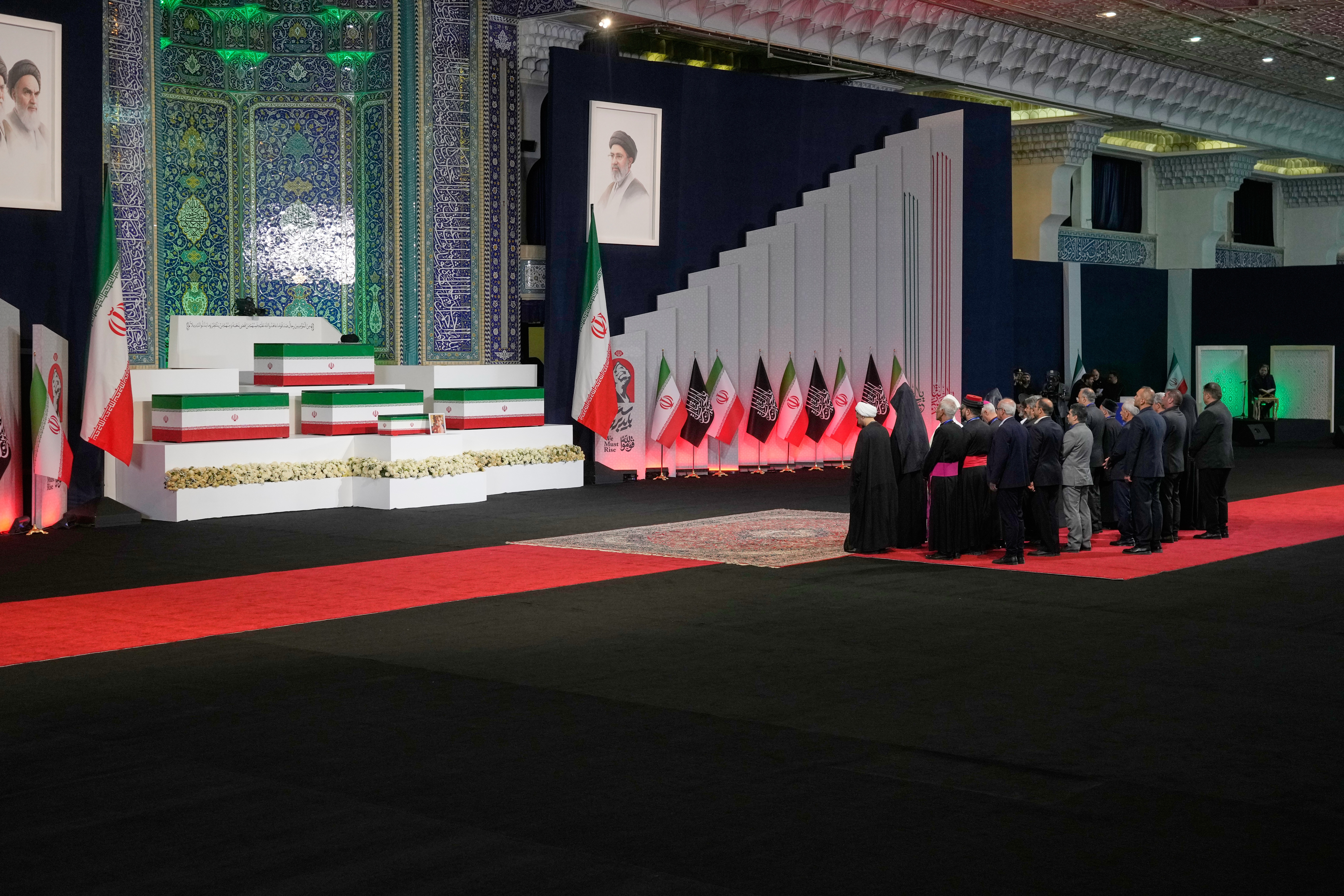ایران کے مقتول رہنما رہبر اعلیٰ آیت اللہ علی خامنہ ای کو خراج عقیدت پیش کرتے لوگ