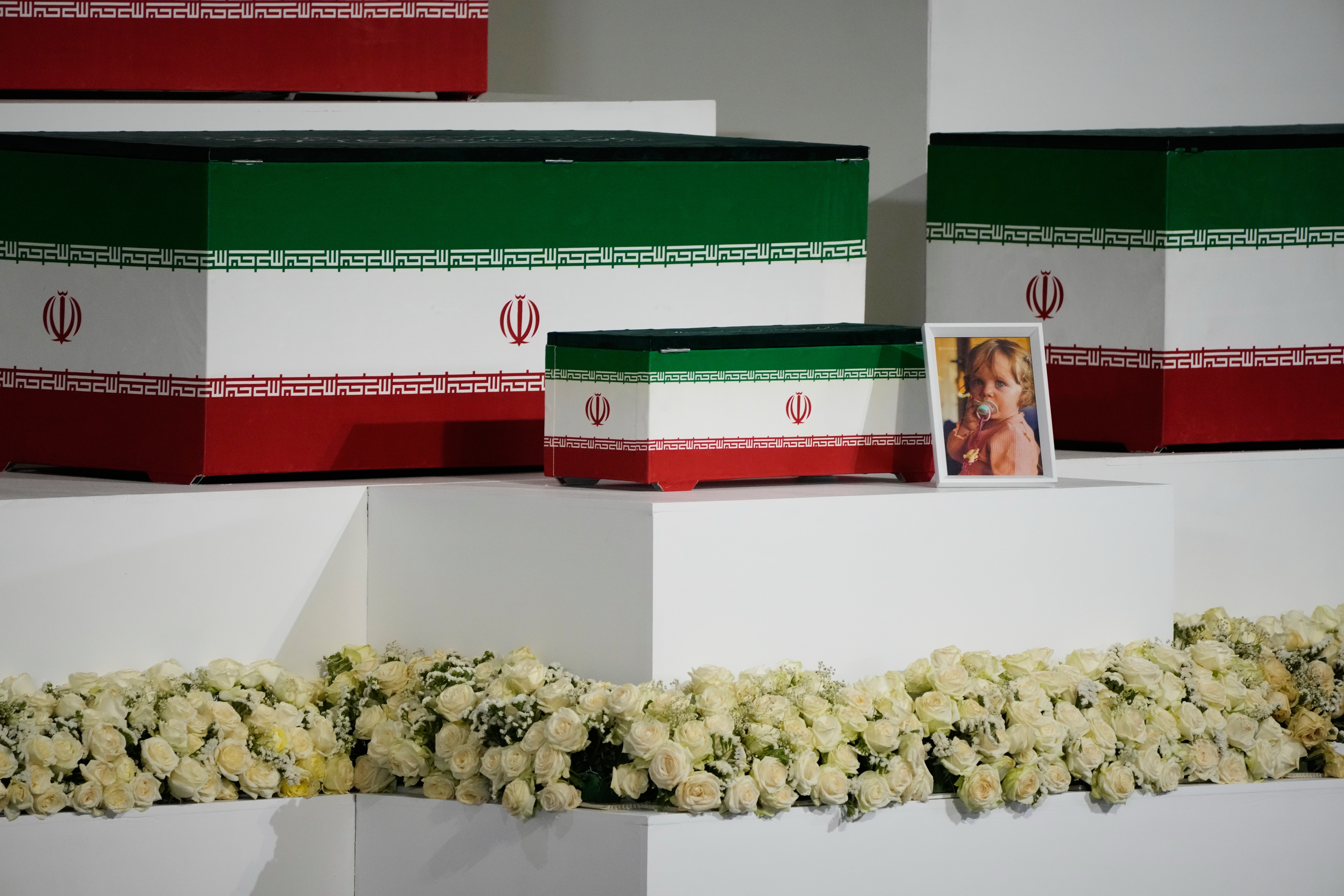 ایران کے مقتول رہنما رہبر اعلیٰ آیت اللہ علی خامنہ ای اور ان کے اہل خانہ کے تابوت