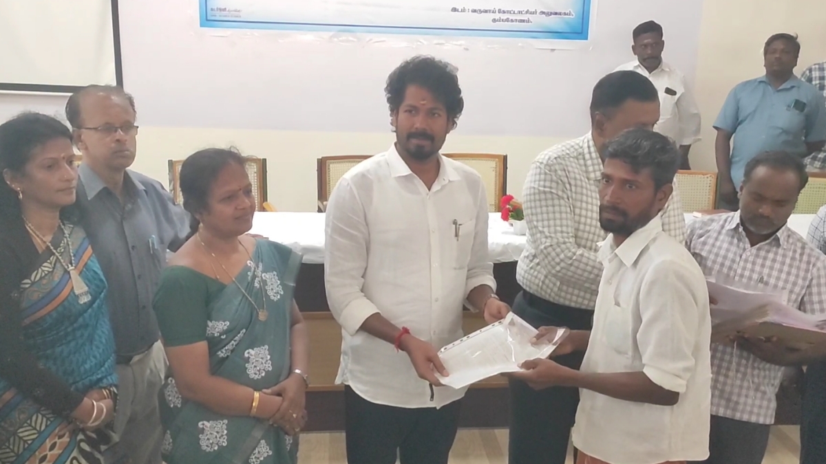 பயனாளிகளுக்கு இலவச வீட்டுமனை பட்டாக்களை வழங்கிய அமைச்சர் வினோத்