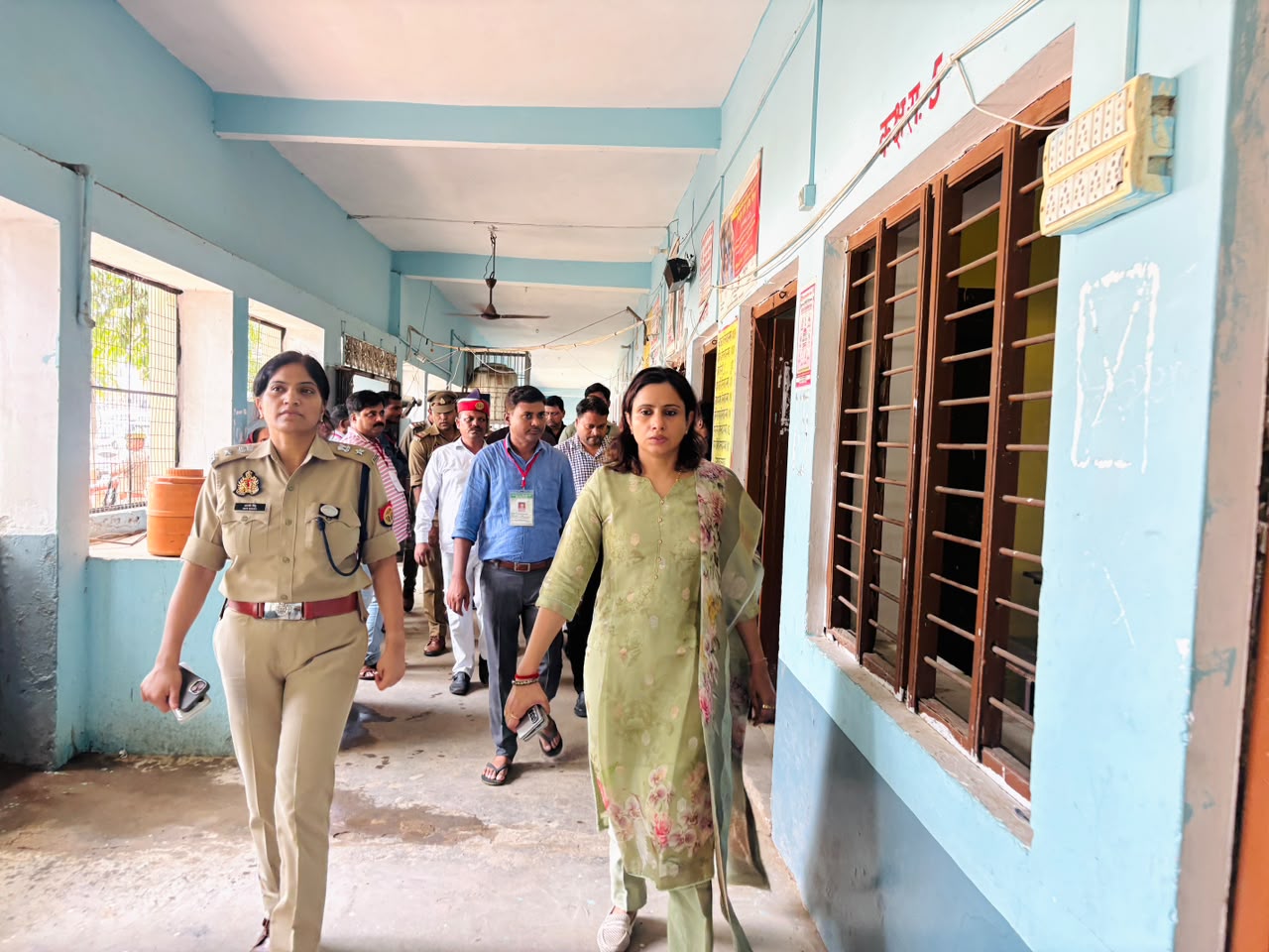 फर्रुखाबाद में जिलाधिकारी और एसपी निरीक्षण करते हुए