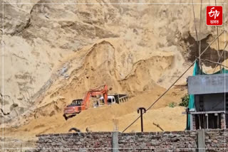 The mountain soil fell into the dumper, man lost his life in Lakhimpur