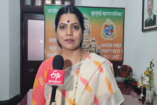 A political slugfest erupted after Brihanmumbai Municipal Corporation Mayor Ritu Tawde alleged that Shiv Sena (UBT) councillor and leader of Opposition in BMC Kishori Pednekar entered her office and took photographs and video recordings of official documents.