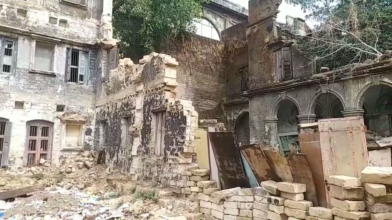 જર્જરીત થઈ ગયેલી પ્રાચીન સમયની શાનદાર ઈમારત
