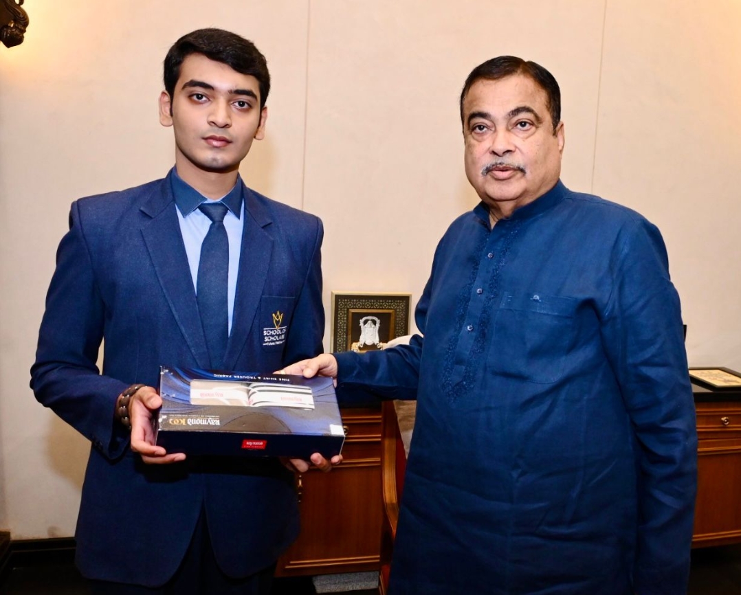Hiten Dharpure with Union Minister Nitin Gadkari