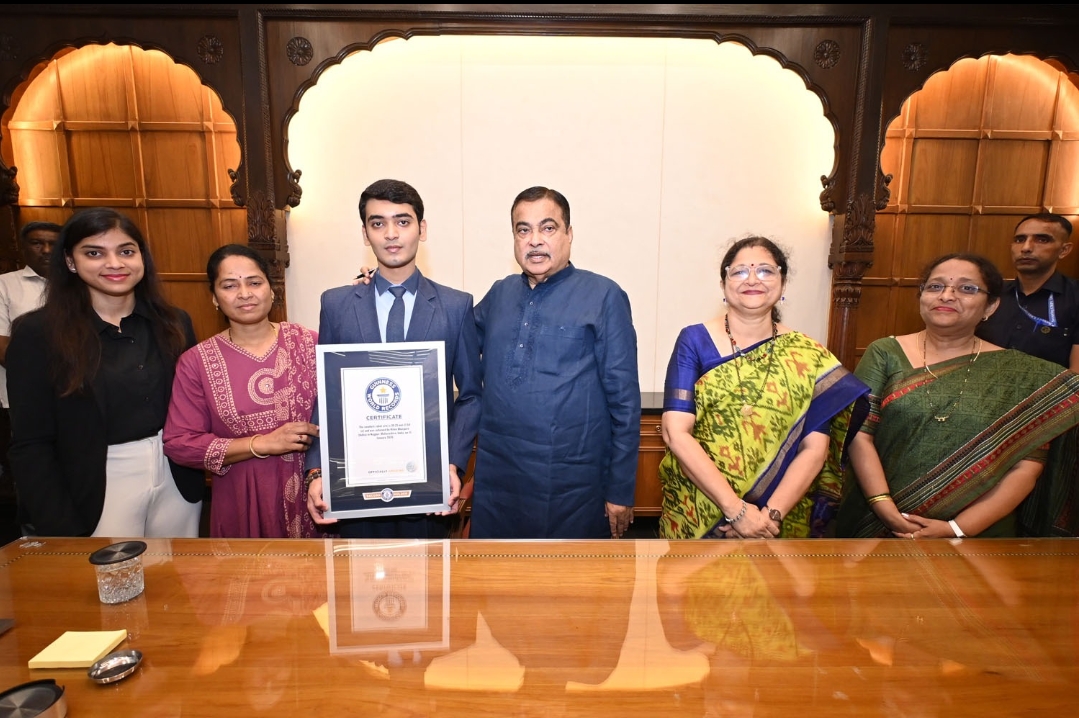 Hiten Dharpure with Union Minister Nitin Gadkari.