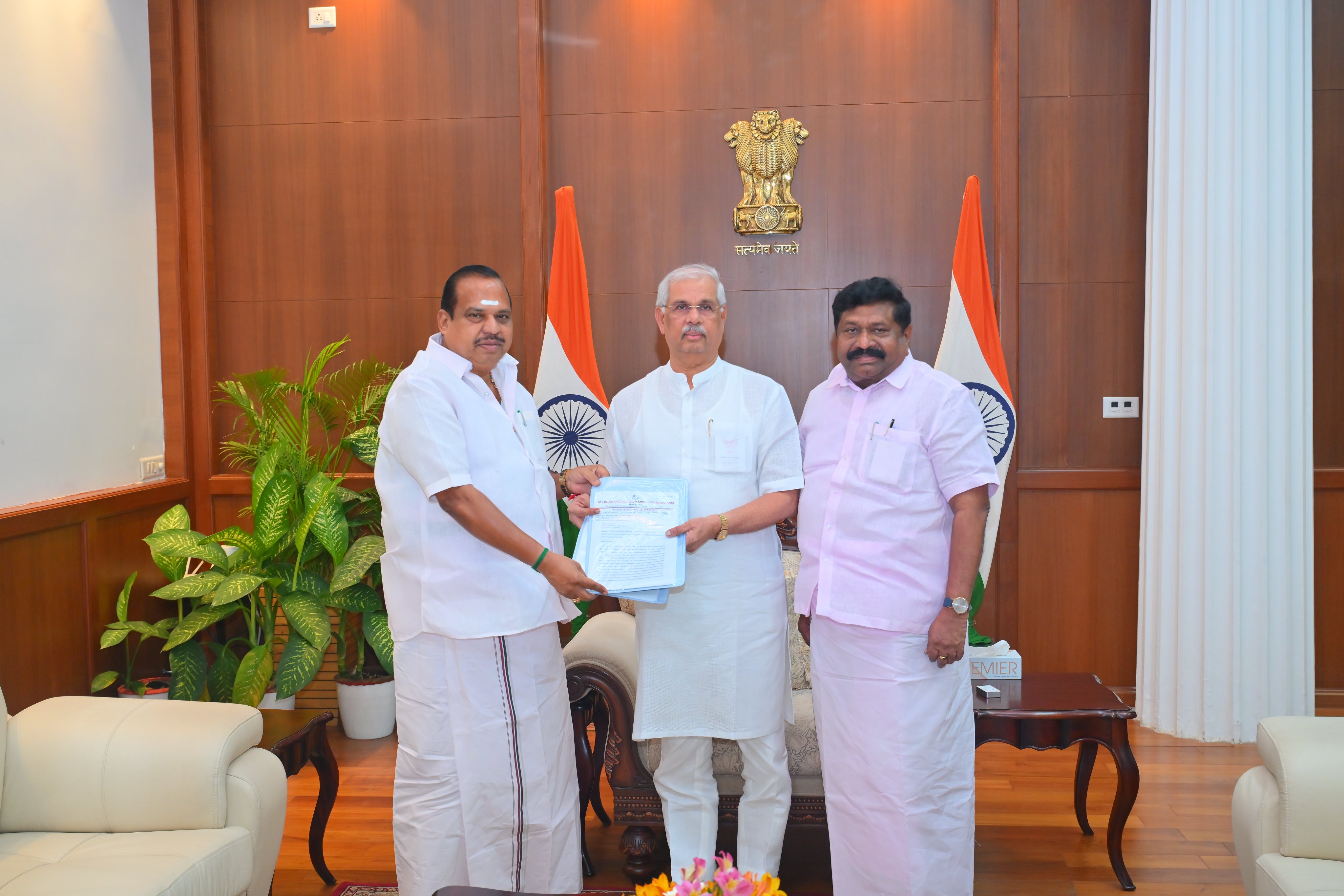 தவெக அரசுக்கு எதிராக ஆளுநரிடம் புகார் மனு அளித்த அதிமுக குழு