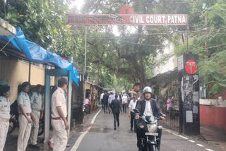 हथकड़ी सरकाई, चप्पल उतारी और भाग निकला कैदी