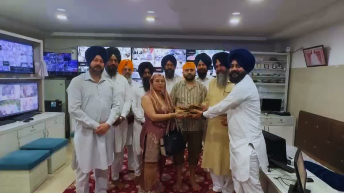ਦਰਬਾਰ ਸਾਹਿਬ ਦੇ ਸੇਵਾਦਾਰਾਂ ਨੇ ਨਿਭਾਈ ਇਮਾਨਦਾਰੀ, ਲੱਖਾਂ ਦੇ ਗਹਿਣੇ ਤੇ ₹25 ਹਜ਼ਾਰ ਨਗਦ ਸਮੇਤ ਬੈਗ ਮਾਲਕ ਨੂੰ ਕੀਤਾ ਵਾਪਸ EXAMPLE OF HONESTY OF SEVADARS