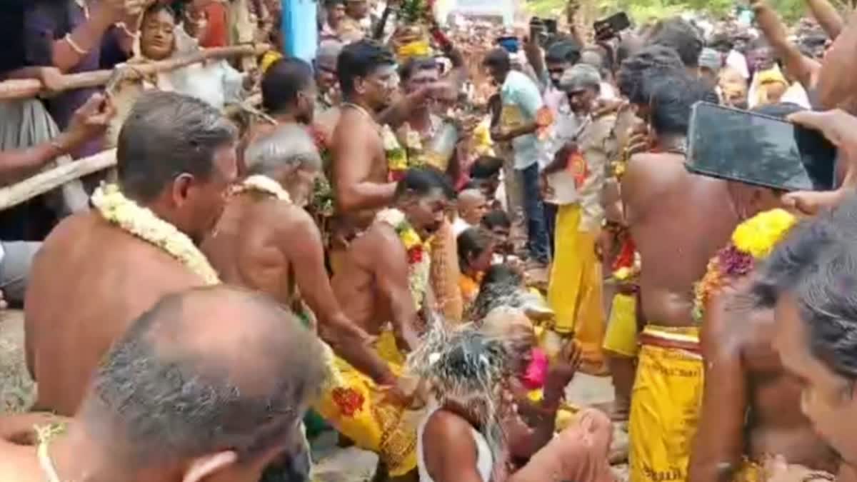 தலையில் தேங்காய் உடைத்து நேர்த்திக்கடன் செலுத்தும் பக்தர்கள்