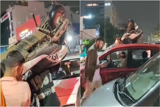 ಬೈಕ್ ಹೊತ್ತುಕೊಂಡು ಹೋಗುತ್ತಿರುವ ಸವಾರ