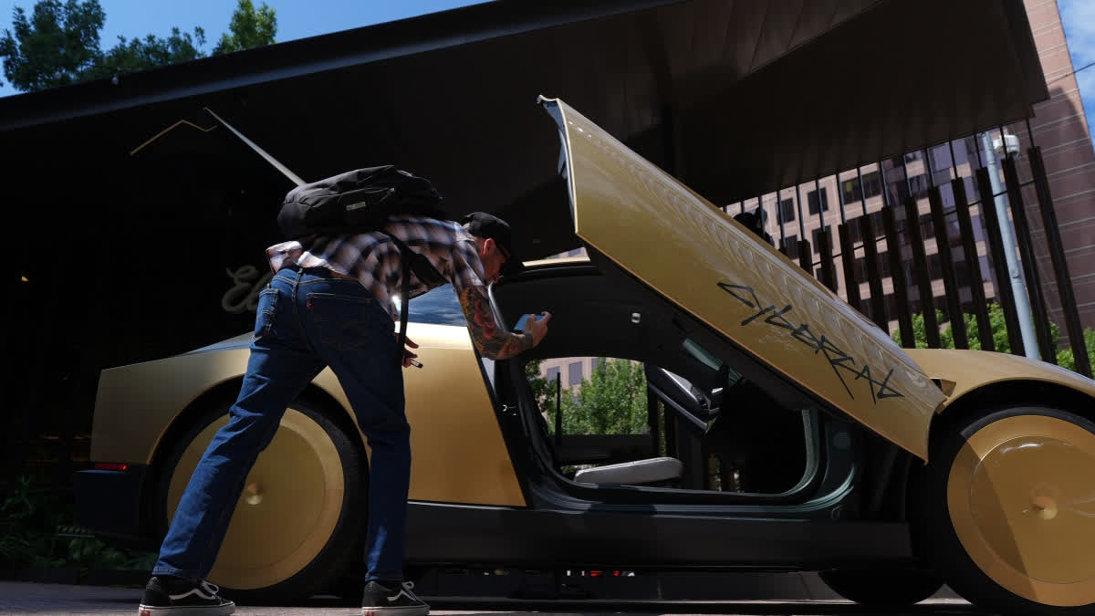 TESLA CYBERCAB AUSTIN NO STEERING WHEEL CAR TESLA ROBOTAXI LAUNCH SELF DRIVING CAR FEAR