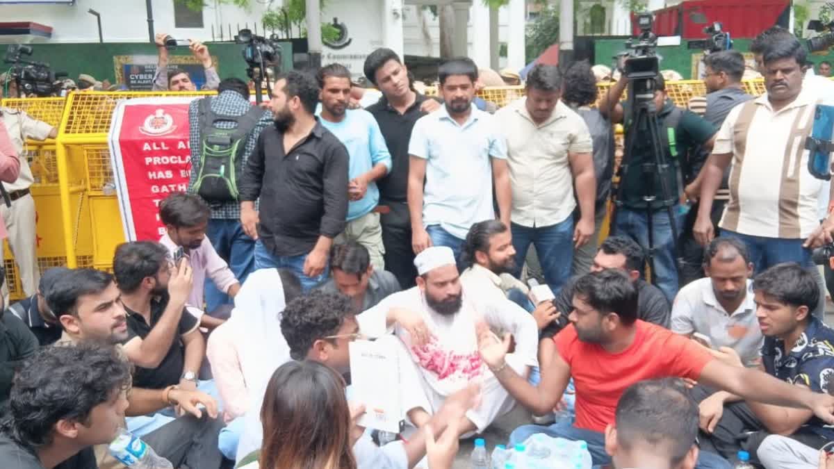 CJP नेता अपने समर्थकों समेत संसद मार्ग पुलिस स्टेशन पहुंचे