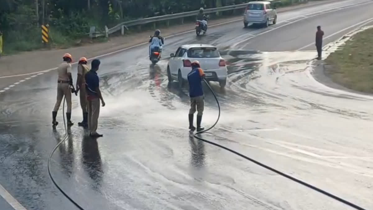 OIL LEAK INCIDENT PALAKKAD MACHINE OIL LEAK ONTO ROAD OIL SPREAD IN ROAD PALAKKAD PALAKKAD ROAD BLOCKED OVER OIL LEAK