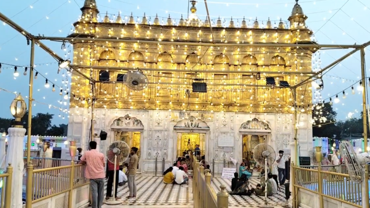 ਸ੍ਰੀ ਕ੍ਰਿਸ਼ਨ ਜਨਮ ਅਸ਼ਟਮੀ ’ਤੇ ਭਗਤੀ ਦੇ ਰੰਗ 'ਚ ਰੰਗਿਆ ਦੁਰਗਿਆਣਾ ਮੰਦਰ, ਦੂਰ-ਦੂਰ ਤੋਂ ਪਹੁੰਚ ਰਹੇ ਸ਼ਰਧਾਲੂ Krishna Janmashtami celebrated at Durgiana Temple in Amritsar.