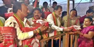Deputy Cm Gifts Sarees To Women In Pithapuram