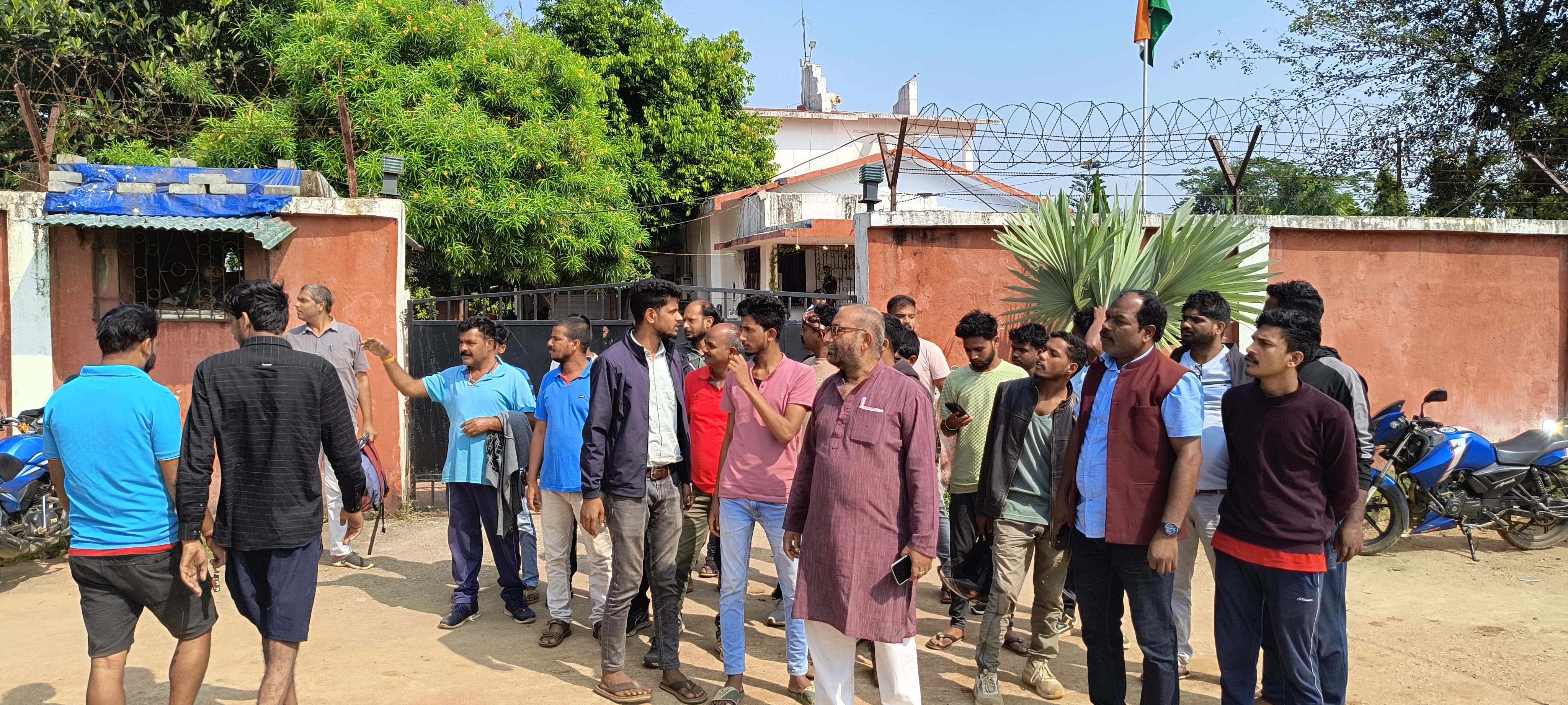 A large number of tractor owners protest against Khunti police station action