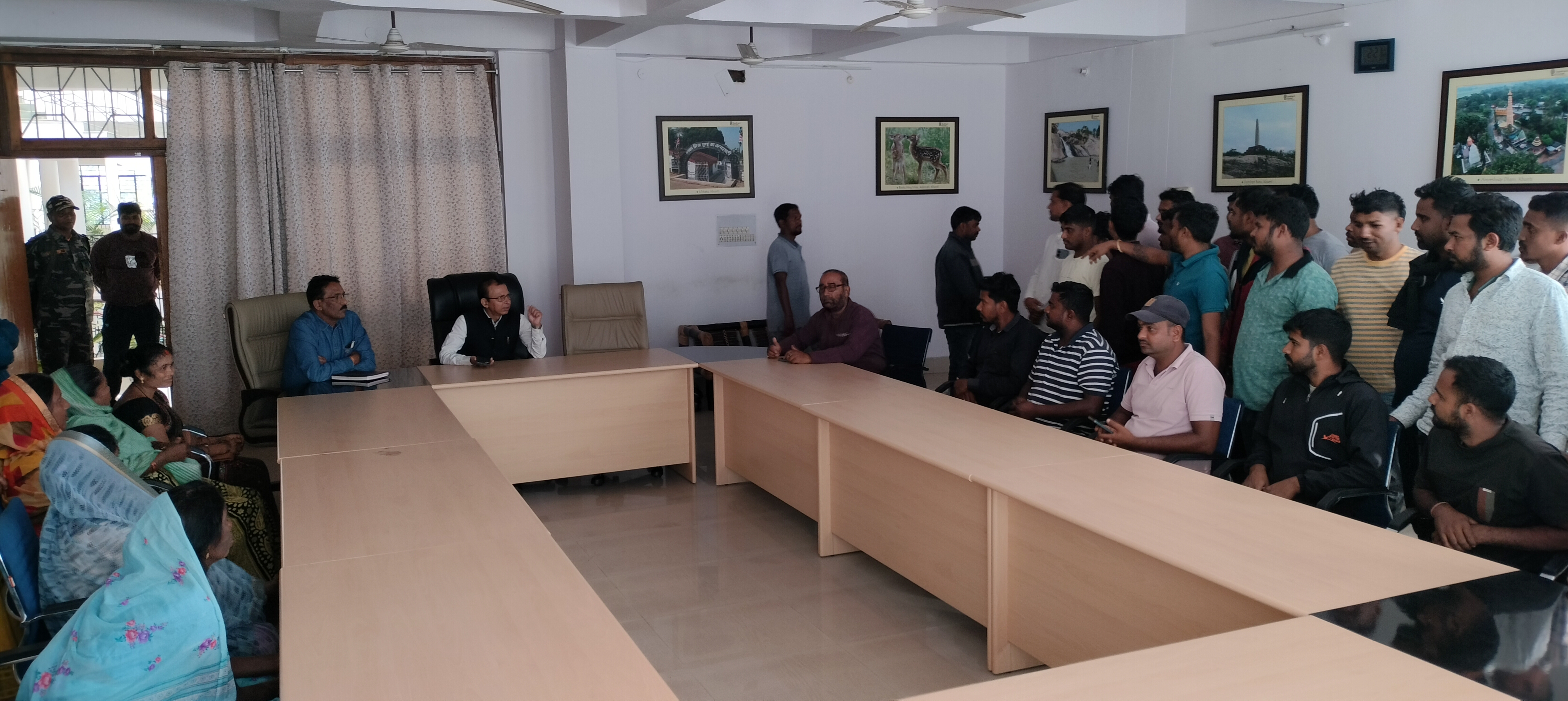 A large number of tractor owners protest against Khunti police station action