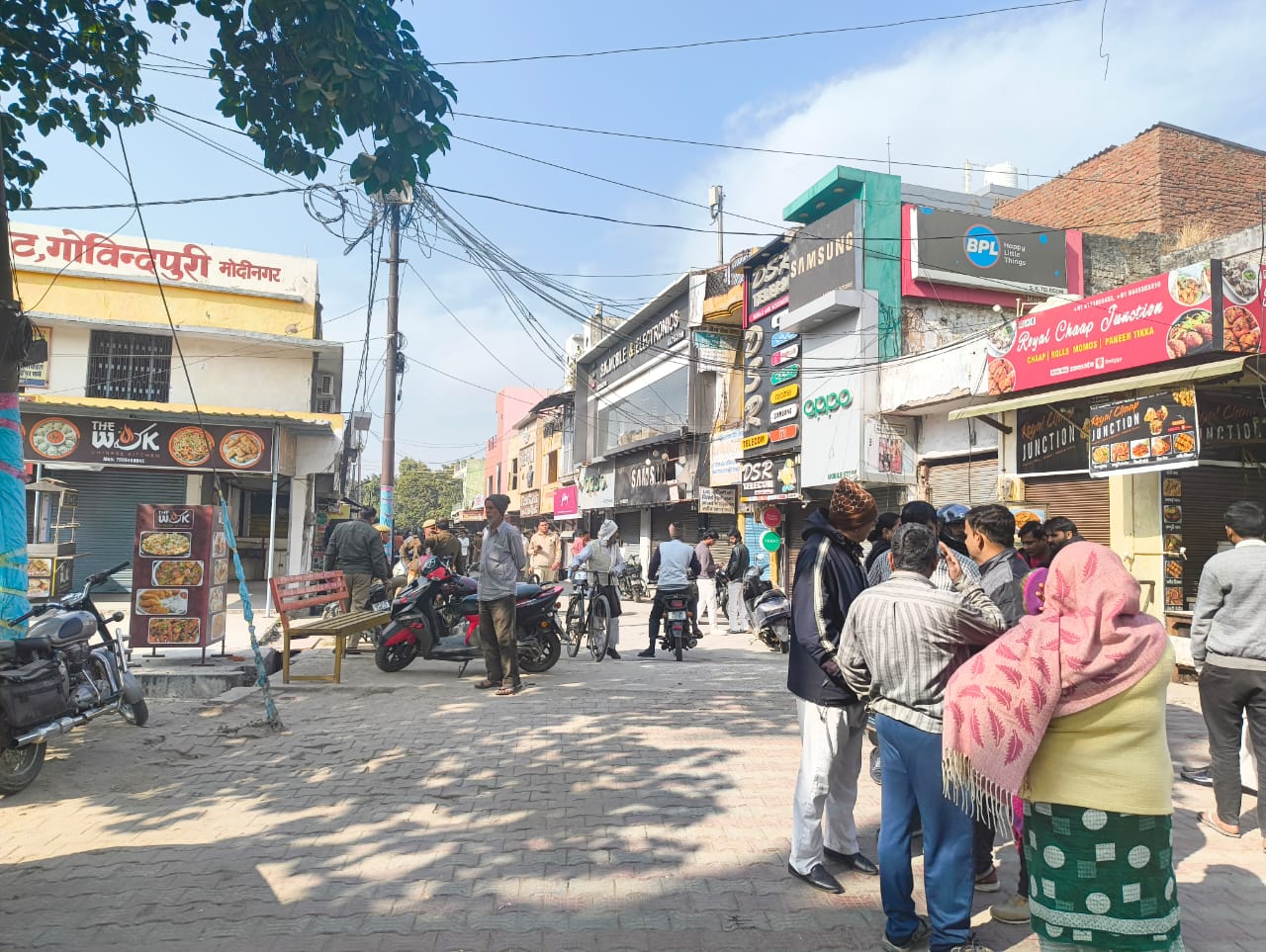 गोविंदपुरी मार्केट बंद, धरने पर बैठे व्यापारी