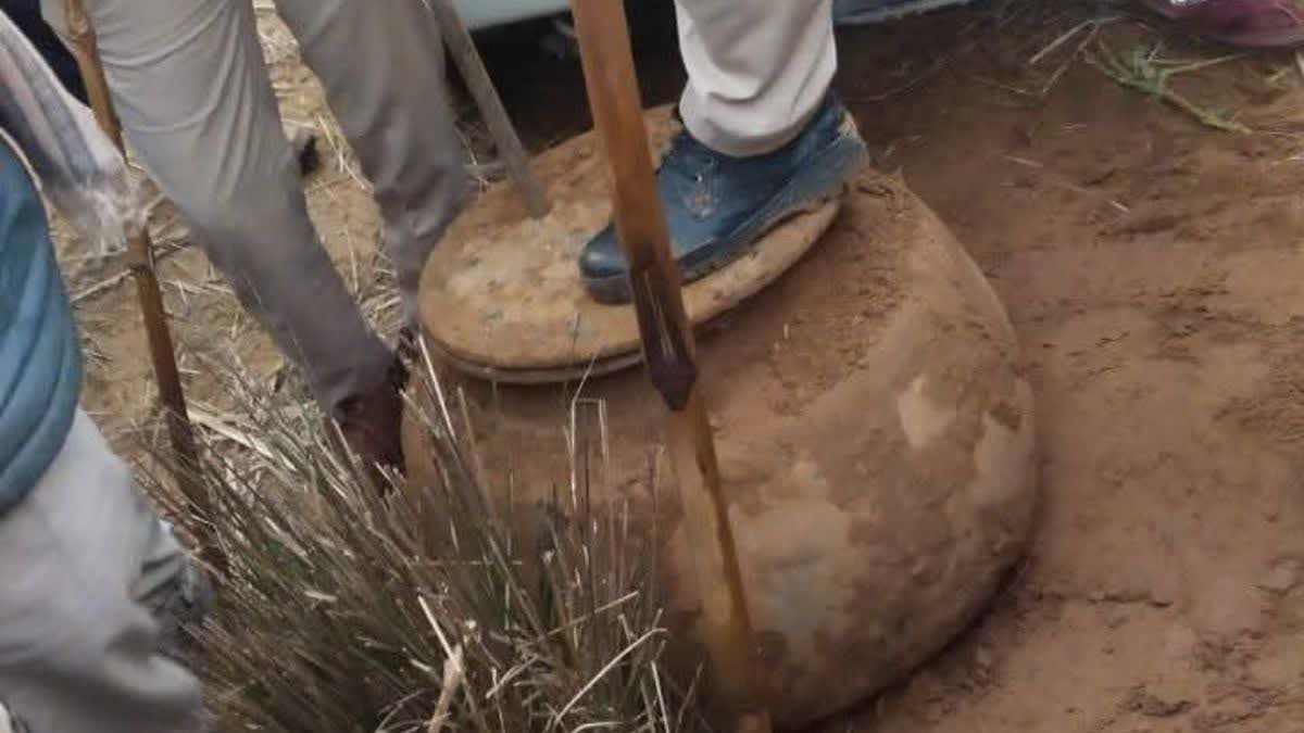 खुदाई में मिला घड़ा