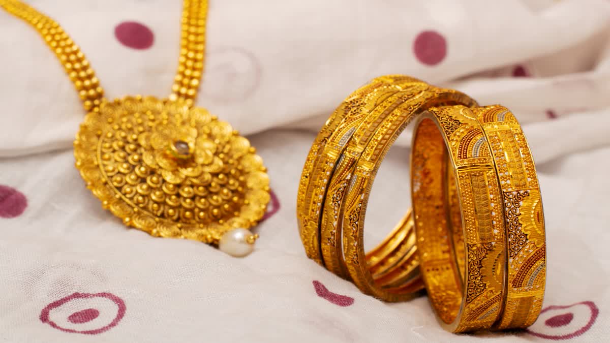 ஒரே நாளில் இருமுறை 'ஷாக்' கொடுத்த தங்கம் விலை - சவரனுக்கு ரூ.1,280 உயர்வு