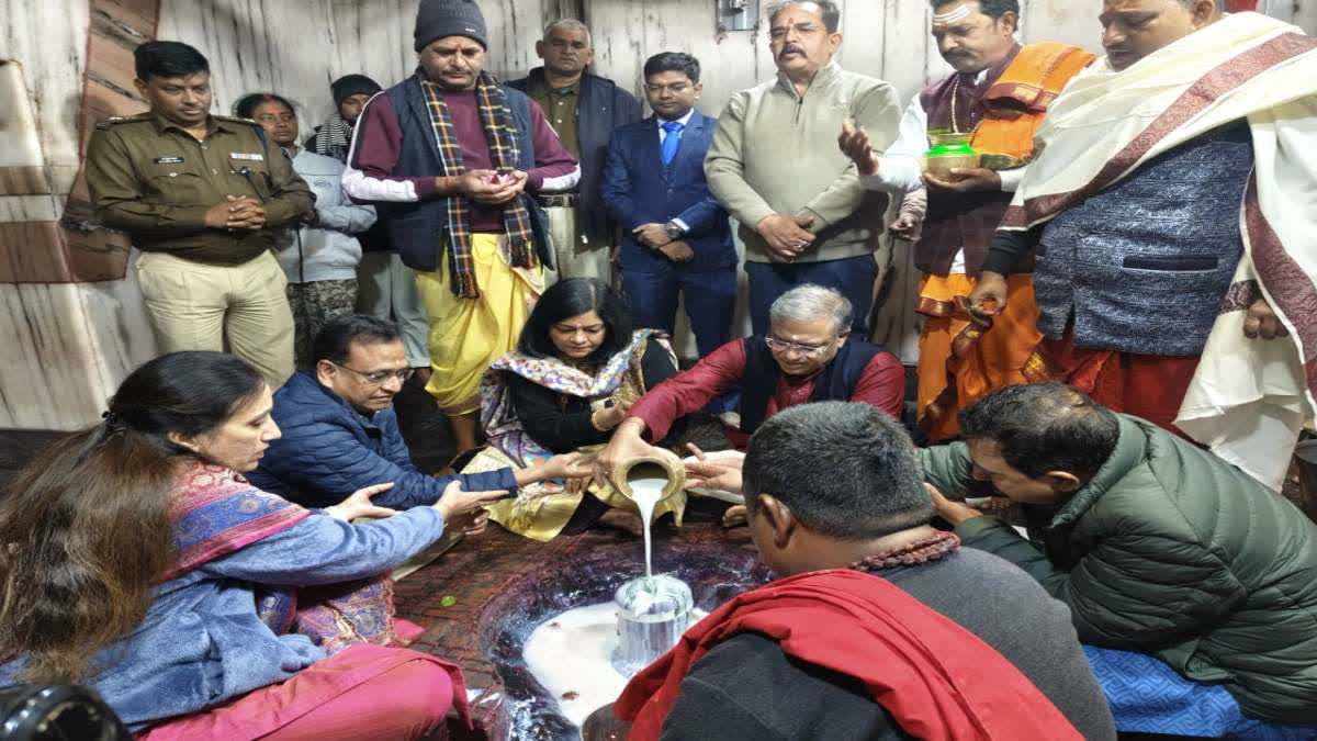 cec-gyanesh-kumar-offered-prayers-at-basukinath-dham-then-interacted-with-blo