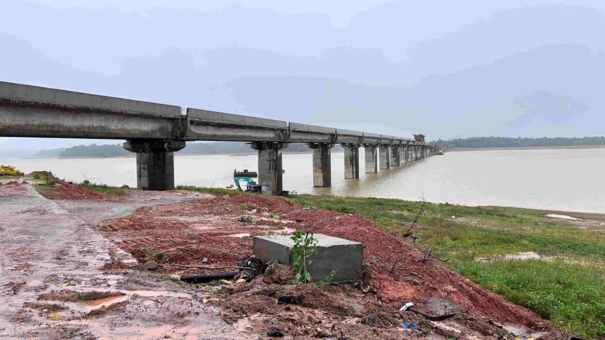 GIVE US TITLE DEEDS BEFORE ALLOTTING HOUSES TO KOGILU VICTIMS: SHARAVATI VICTIMS DEMAND