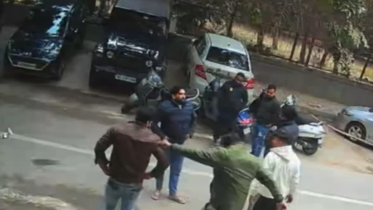 दिल्ली में बाप-बेटे की पिटाई