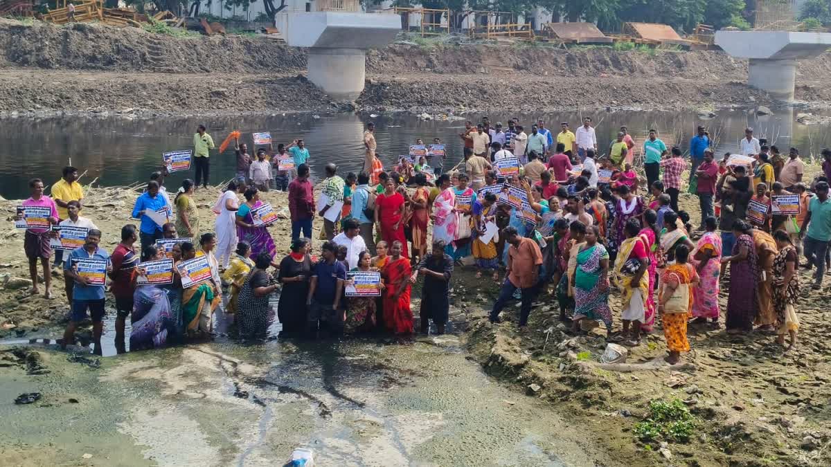 கூவத்தில் இறங்கி போராடிய தூய்மை பணியாளர்கள்