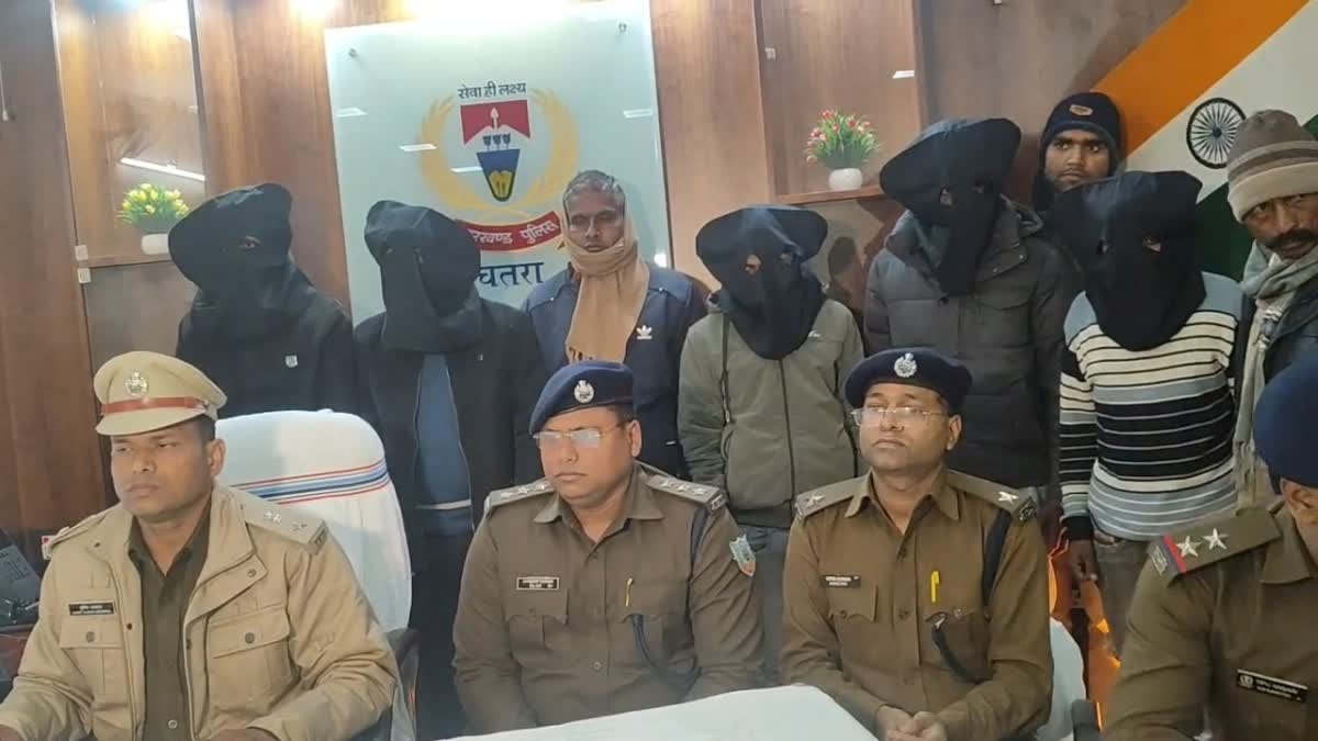 FIVE SMUGGLERS ARRESTED IN CHATRA
