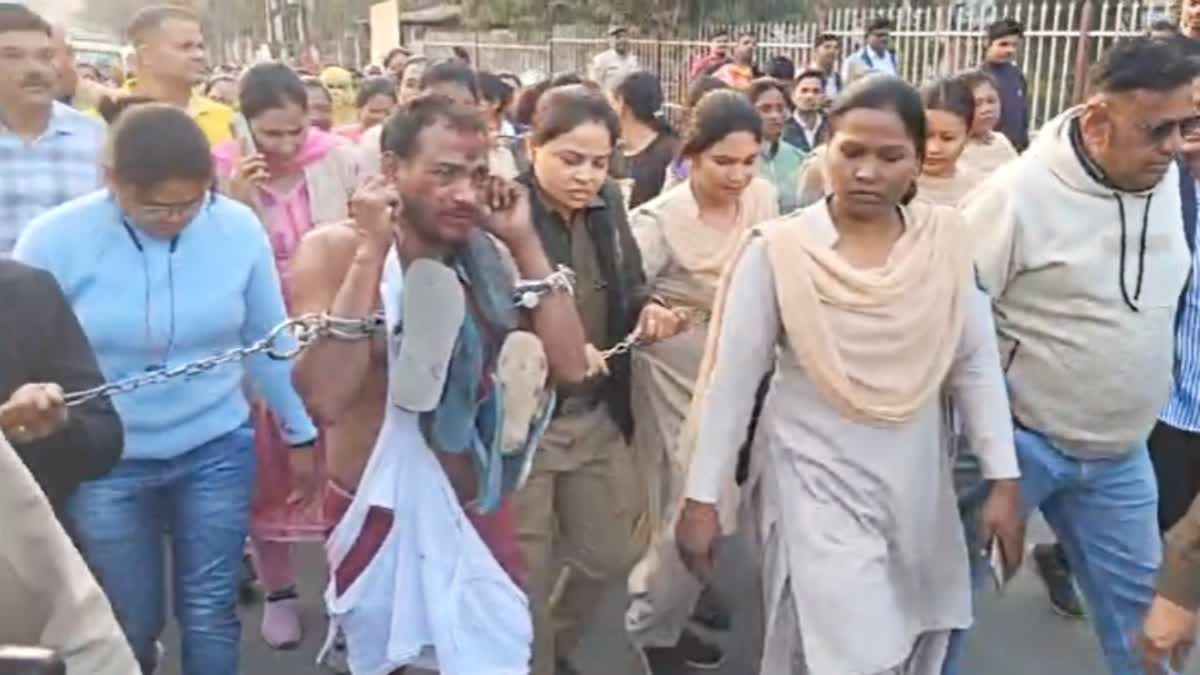 महिला आरक्षक से बदसलूकी केस: रायगढ़ में आरोपी का निकला जुलूस, जूतों की माला पहनाई, कान पकड़कर मांगी माफी