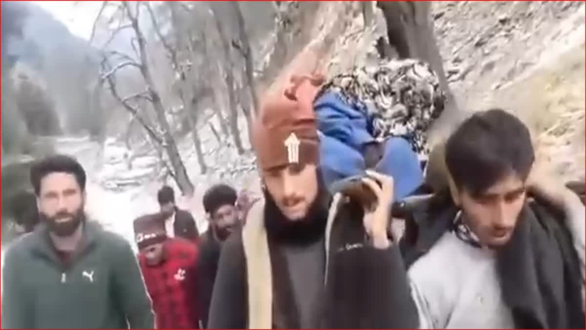 کشتواڑ سڑک نہ ہونے پر خاتون مریضہ کو کندھوں پر اٹھا کر اسپتال پہنچایا گیا