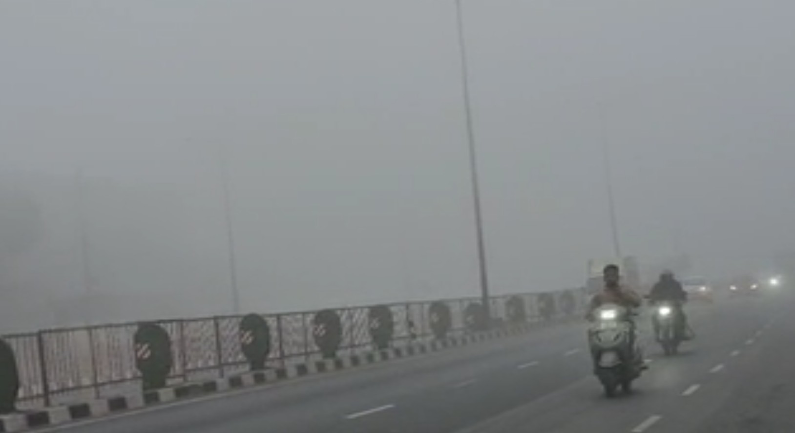 ଘନ କୁହୁଡ଼ିରୁ ମିଳୁନି ନିସ୍ତାର । ବିିିଭିନ୍ନ ସ୍ଥାନରେ ଦୃଶ୍ୟମାନ କ୍ଷମତା 200 ମିଟରରୁ କମ୍ ରହୁଛି ।