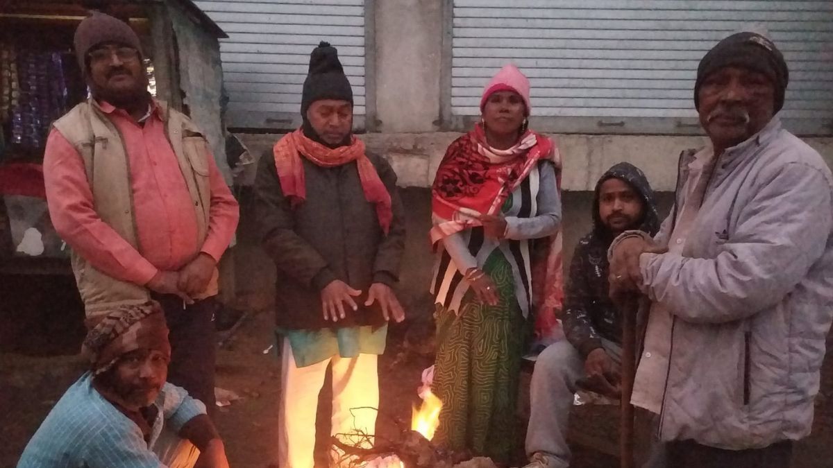 भीषण ठंड में अलाव ही लोगों का सहारा बना है.