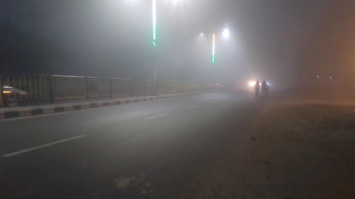 आगरा में ठंड के कारण सड़कें जल्दी ही सूनी हो जा रही हैं.