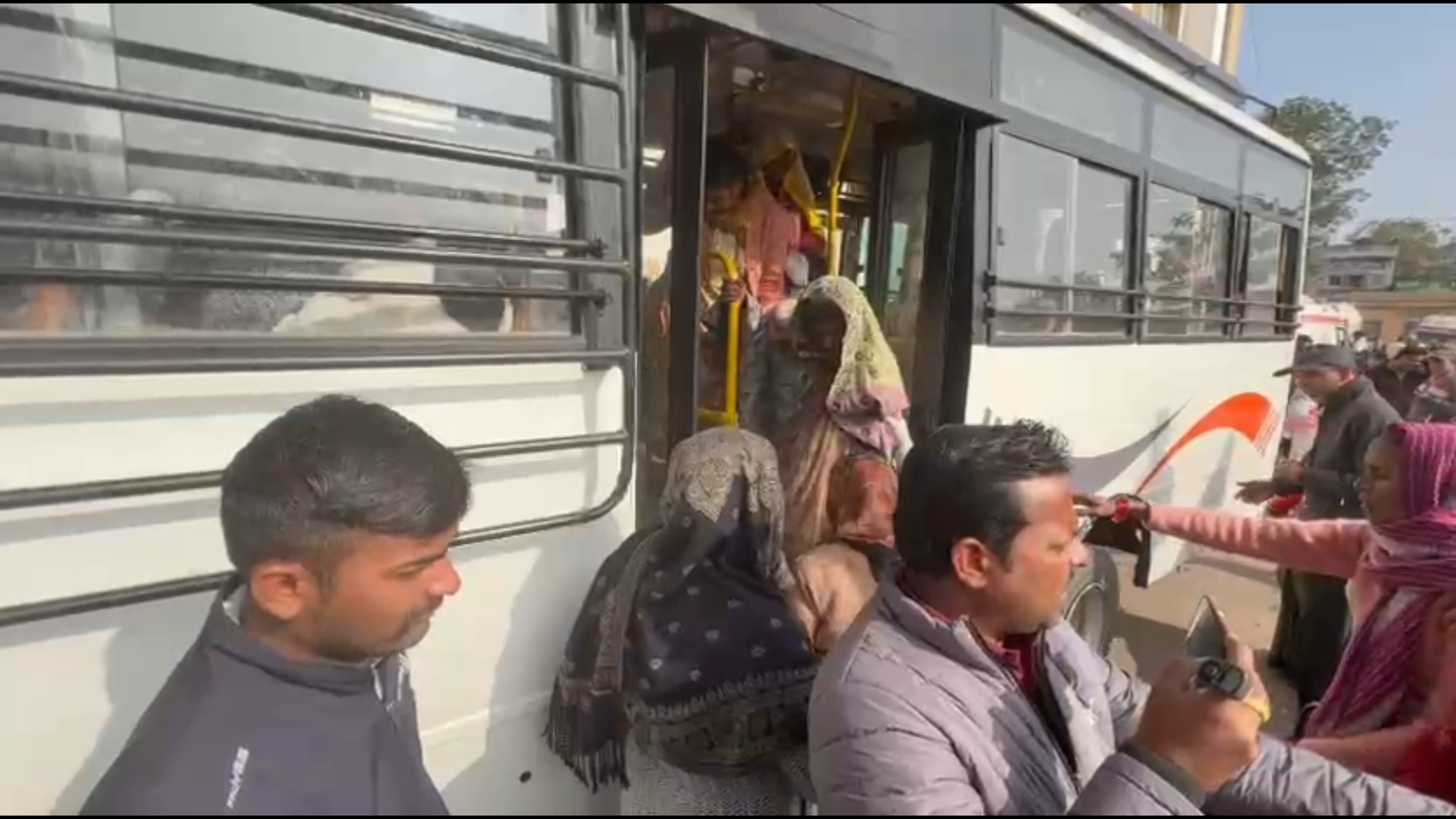 Chhatarpur woman delivery bus