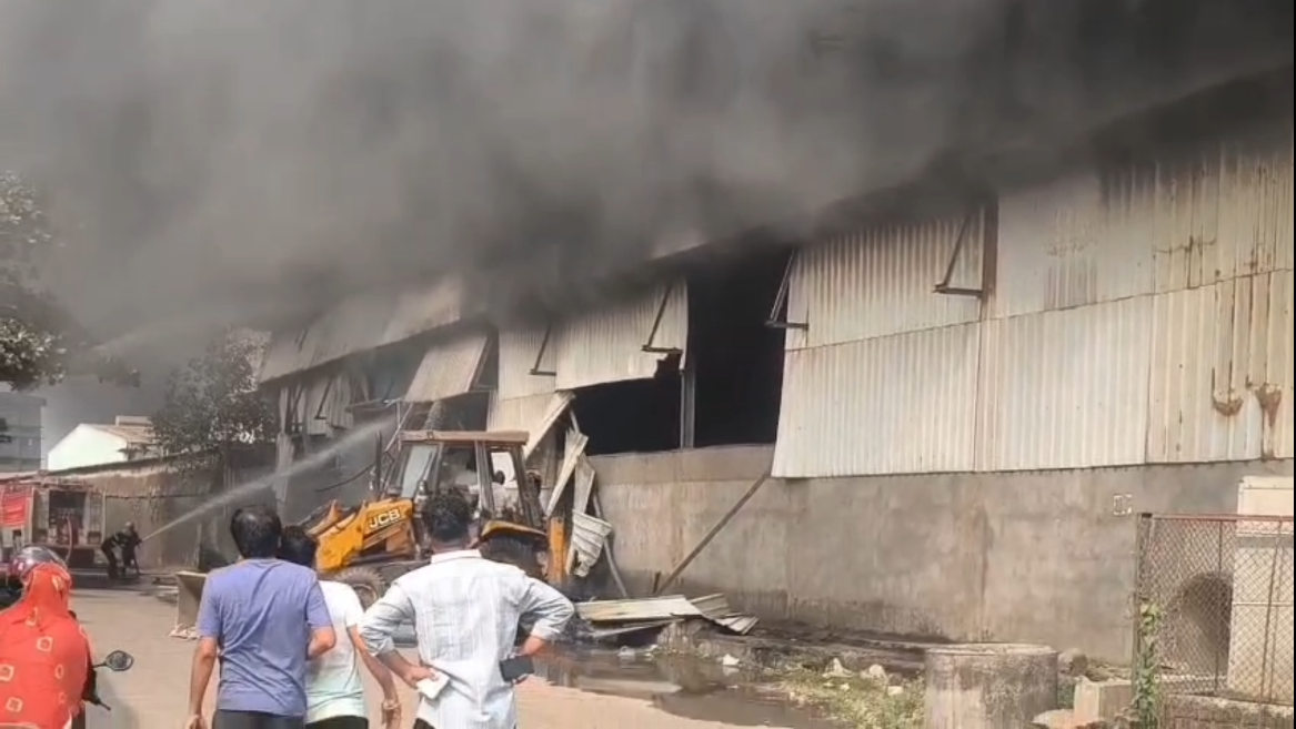 દમણના ડાભેલમાં પેકેજિંગ કંપનીઓમાં ભીષણ આગ: બે કંપનીઓ આગની લપેટમાં આવી