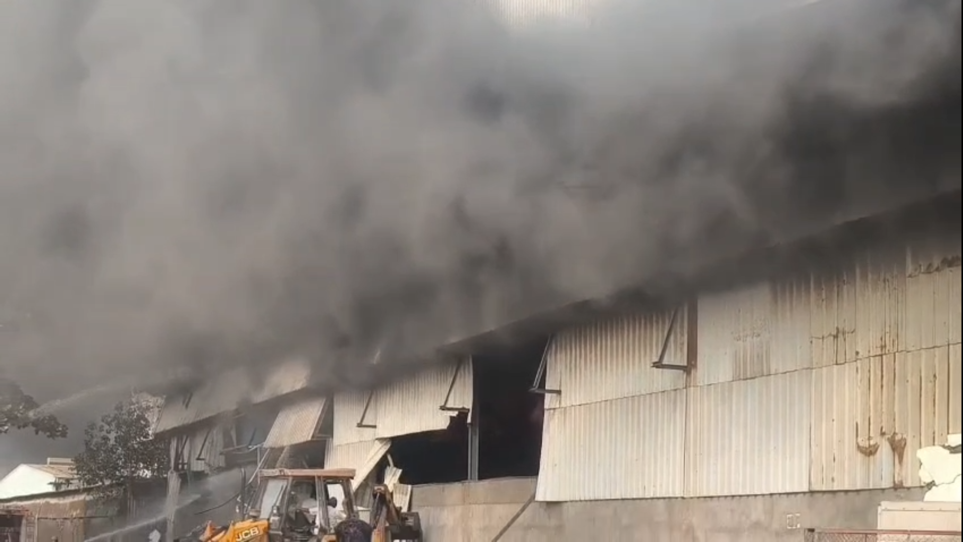 દમણના ડાભેલમાં પેકેજિંગ કંપનીઓમાં ભીષણ આગ: બે કંપનીઓ આગની લપેટમાં આવી