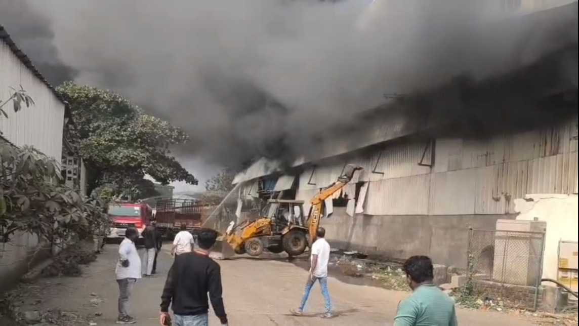 દમણના ડાભેલમાં પેકેજિંગ કંપનીઓમાં ભીષણ આગ: બે કંપનીઓ આગની લપેટમાં આવી