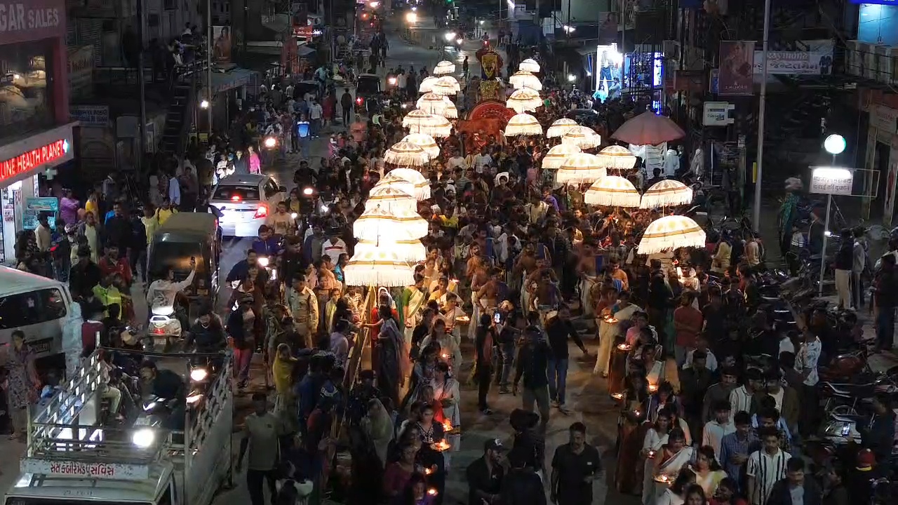 સુરત: કેરાલિયન સમાજ દ્વારા ભક્તિભાવ સાથે ‘ભગવાન અયપ્પા’ની ભવ્ય પૂજા અને શોભાયાત્રા યોજાઈ