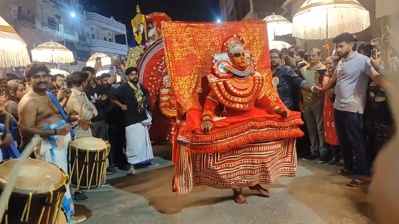 સુરત: કેરાલિયન સમાજ દ્વારા ભક્તિભાવ સાથે ‘ભગવાન અયપ્પા’ની ભવ્ય પૂજા અને શોભાયાત્રા યોજાઈ