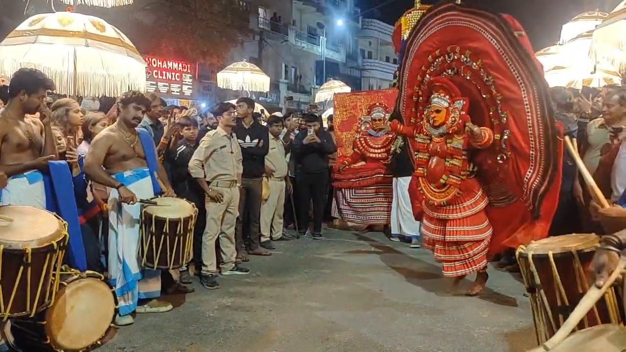 સુરત: કેરાલિયન સમાજ દ્વારા ભક્તિભાવ સાથે ‘ભગવાન અયપ્પા’ની ભવ્ય પૂજા અને શોભાયાત્રા યોજાઈ