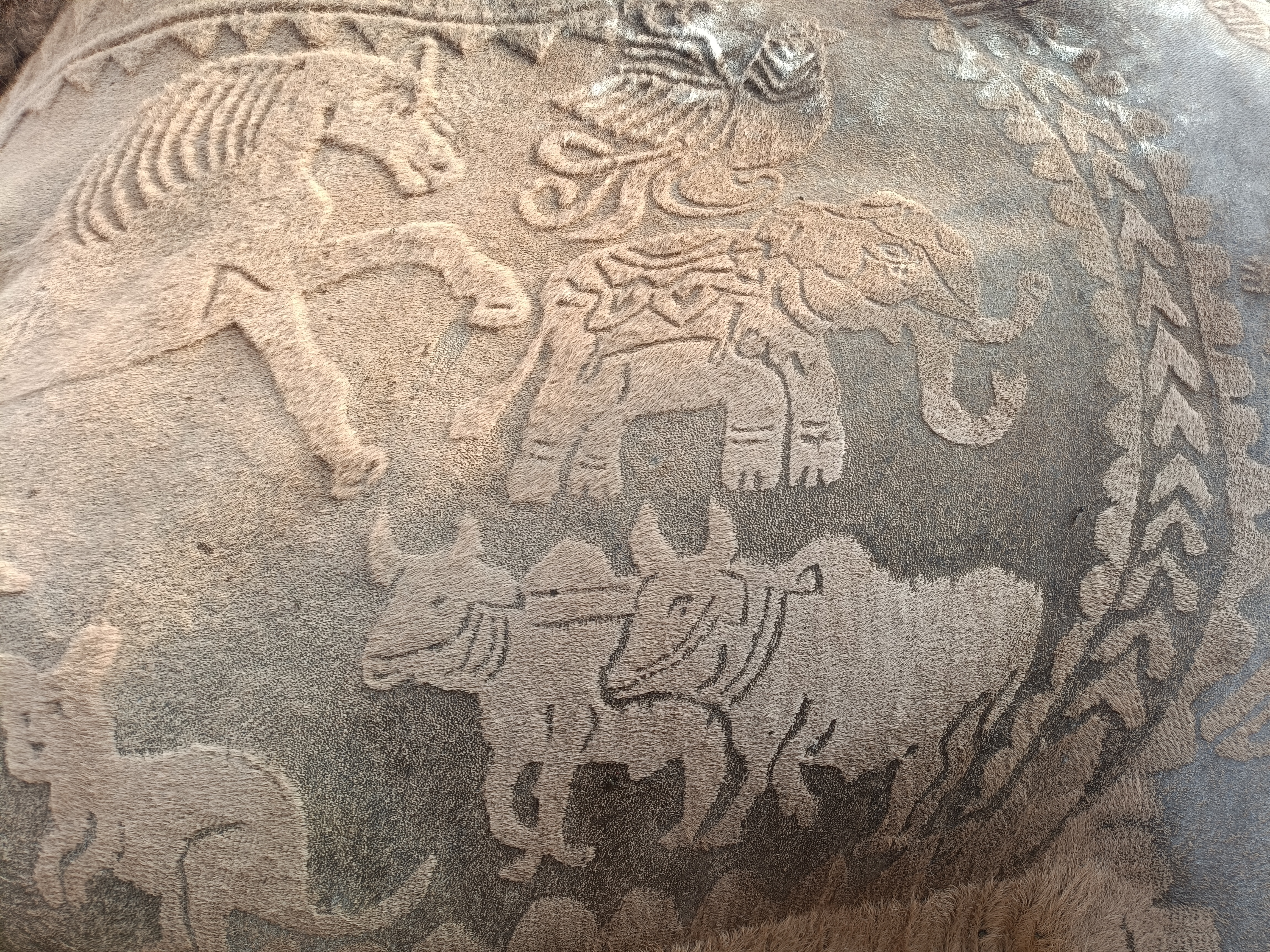 बैलों का जोड़ा, हाथी, घोड़ा