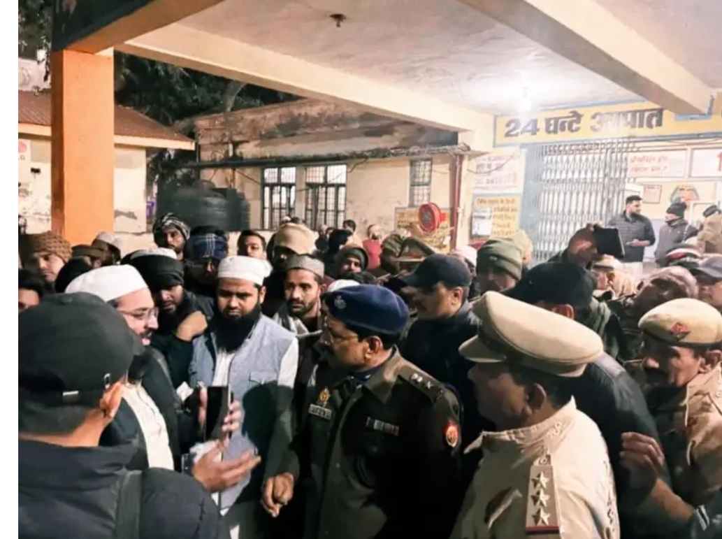 अस्पताल के बाहर जमा भीड़.