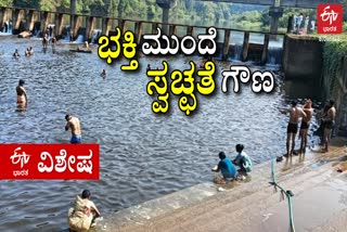 Devotees bathing on the banks of the Kumaradhara river, forgetting about cleanliness.