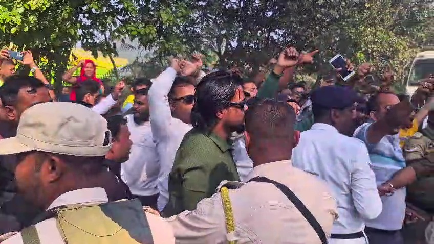 During the Congress protest, BJP workers counter-protested in Amingaon