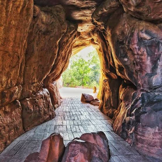 More than 750 rock shelters in Bhimbetka