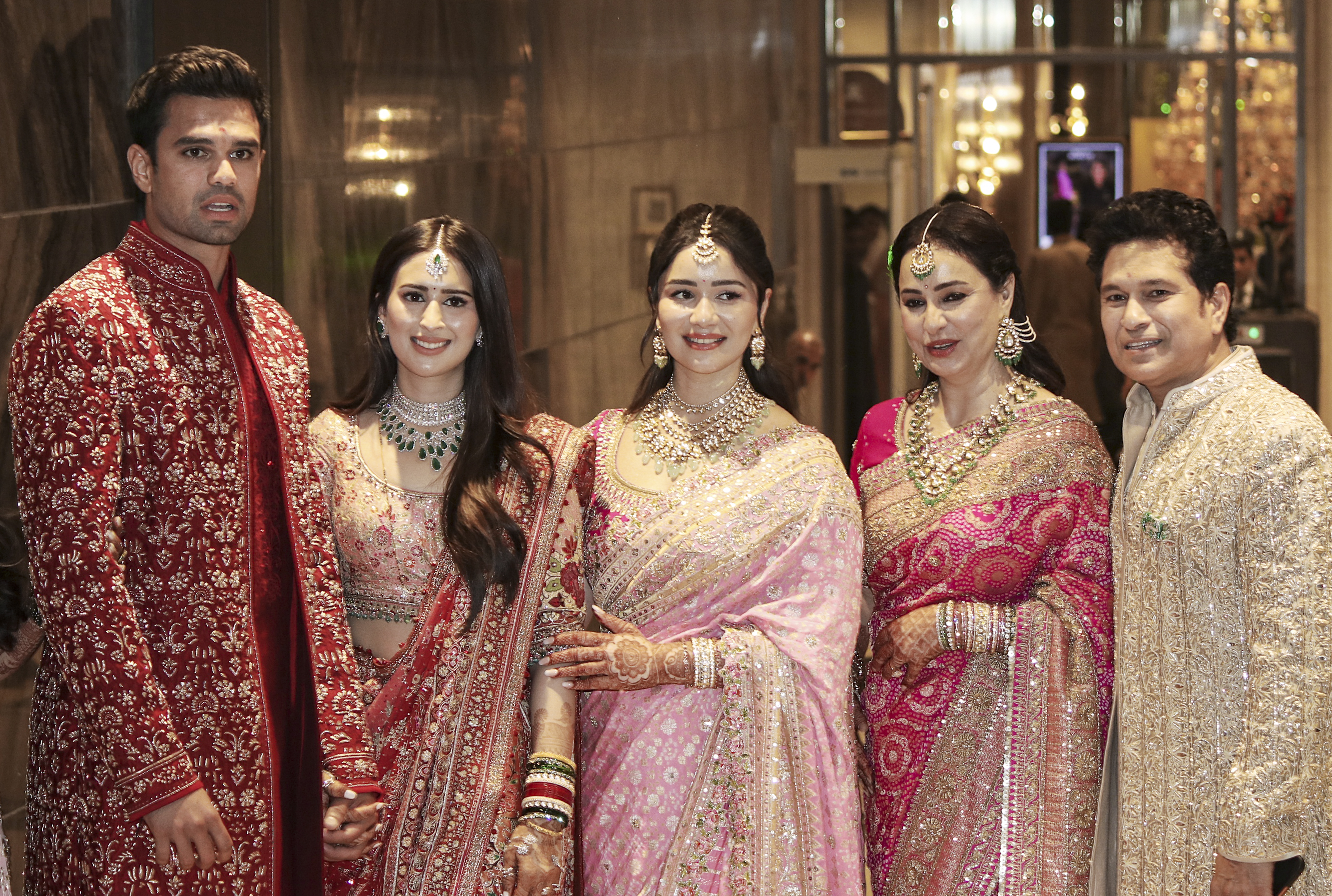 सचिन के बेटे अर्जुन तेंदुलकर शादी के बंधन में बंधे, मुंबई में सानिया चंडोक संग लिए सात फेरे
