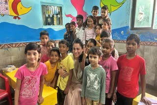 தனது கற்றல் மைய குழந்தைகளுடன் ரூபிள் நாகி