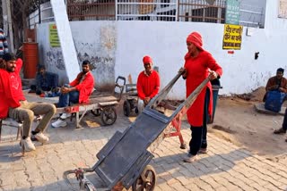 லூதியானா இரயில் நிலையத்தில் பணிபுரியும் சுமை தூக்கும் பெண் கூலி தொழிலாளிகள்