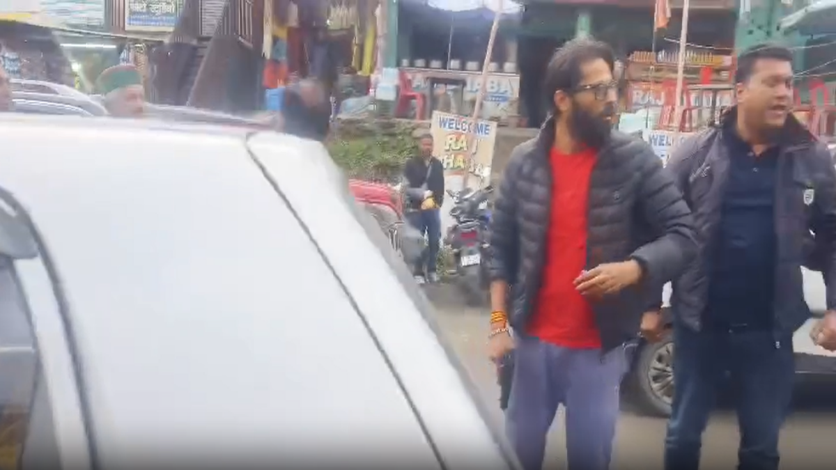 स्थानीय लोगों से भिड़े पर्यटक